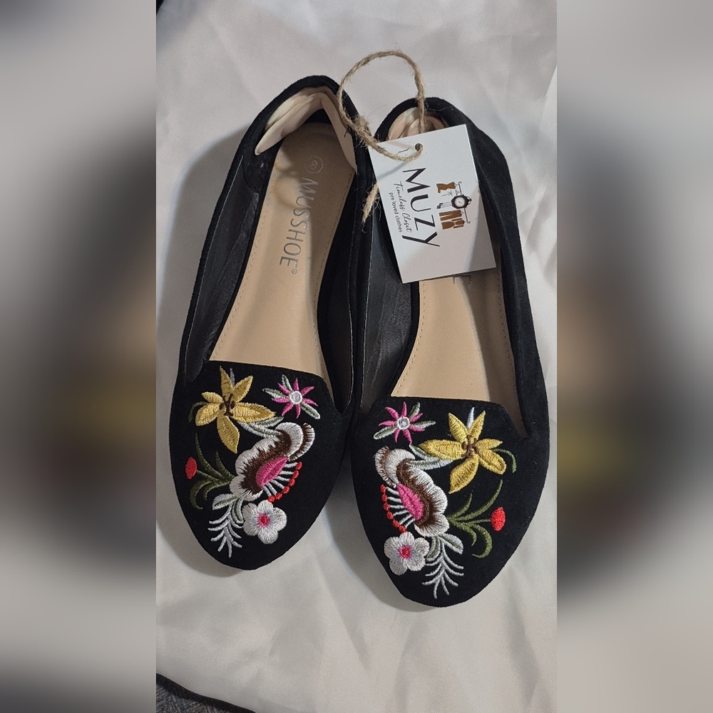 Muzzy Black Embroidered Floral Loafers